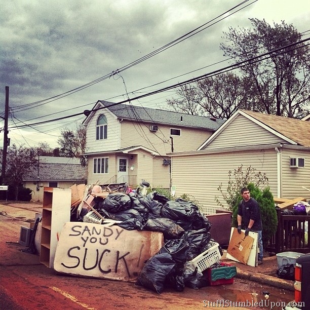 hurricane-sandy-photos-pics-new-york-city-staten-island-cleanup-trash-helping-people-3