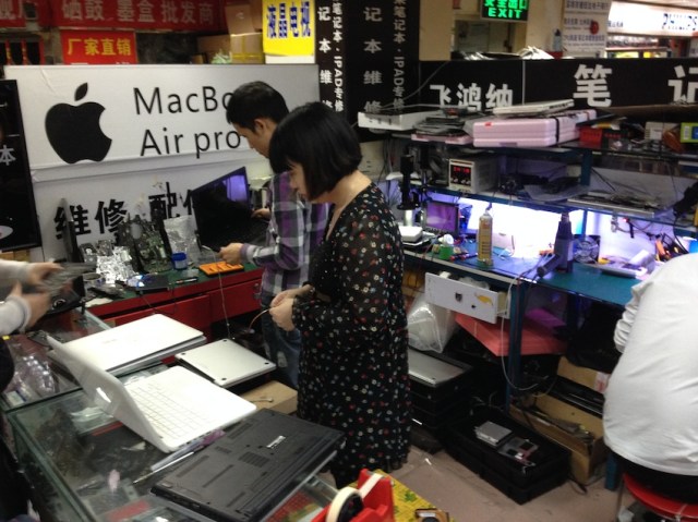 Computer Repair in Shenzhen, China. Photo Credit Yvan Schulz, 2014.