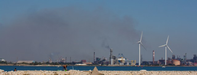 Anglers of the harbor basins near Fos-sur-mer steel factory, Arcelor-Mittal, (photo IECP)