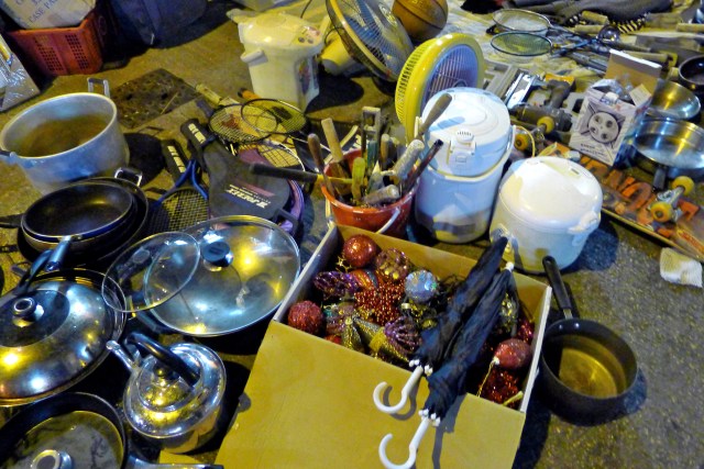 Image 2: An eclectic frenzy of second-hand goods are on offer such as Christmas ornaments, pots and pans, racquets, carpenter tools, umbrellas, and much, much more (photo courtesy of author). 