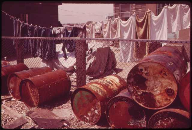RUSTY_OIL_CANS_PILE_UP_NEAR_HOME_IN_BROAD_CHANNEL,_A_JAMAICA_BAY_COMMUNITY_WITH_NUMEROUS_POLLUTION_PROBLEMS_-_NARA_-_547896